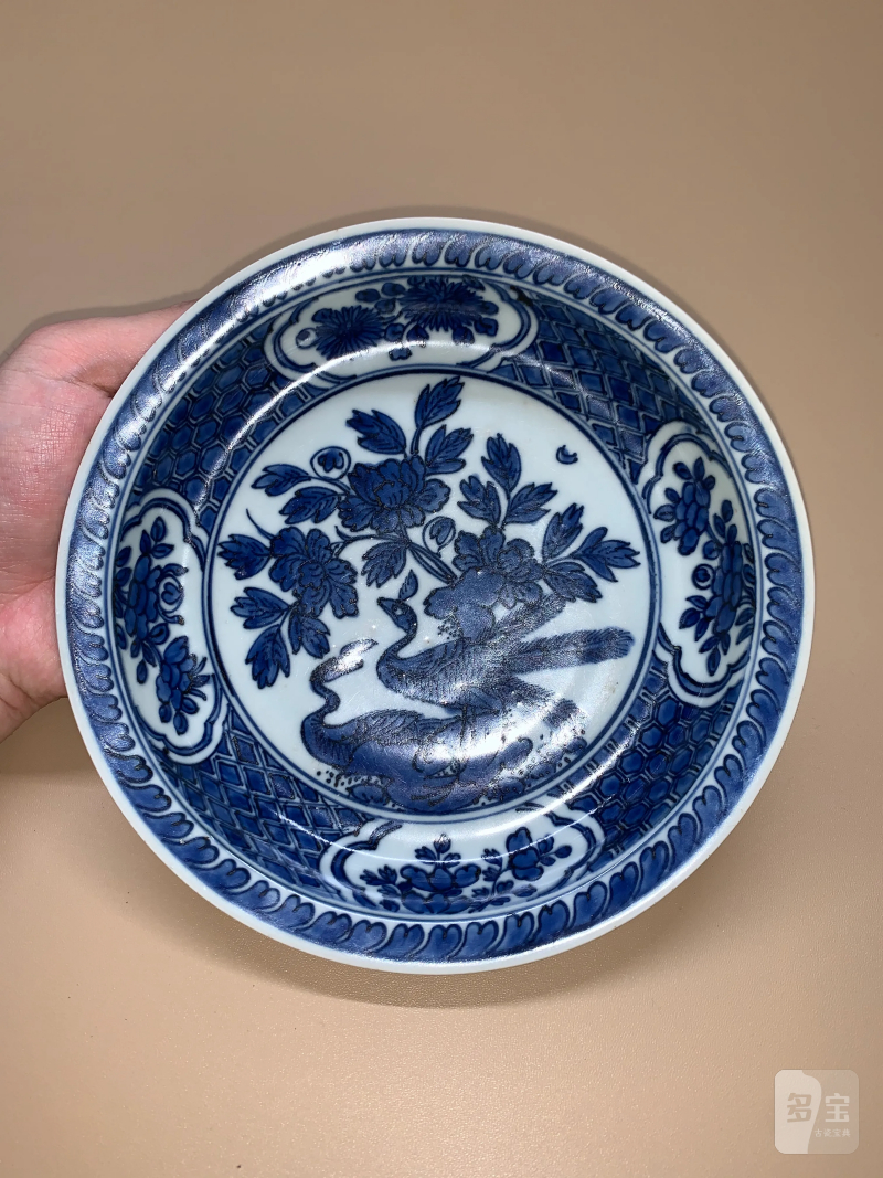 明嘉靖 青花孔雀牡丹纹折沿盘 - 图2